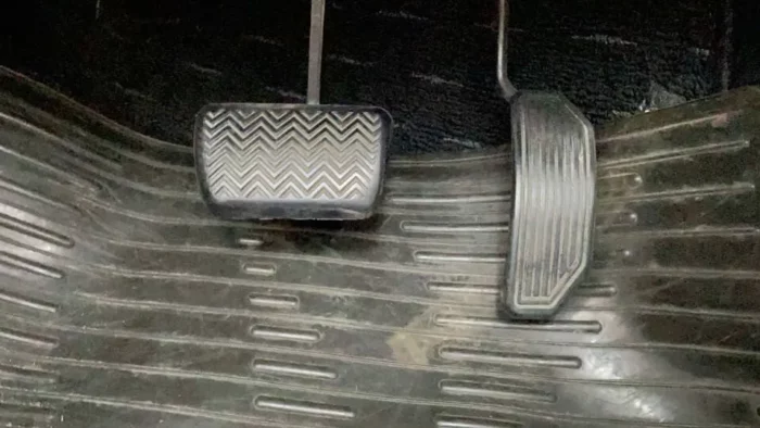 アクセル踏むと異音