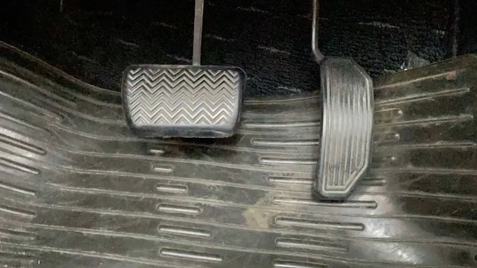 アクセル踏むと異音